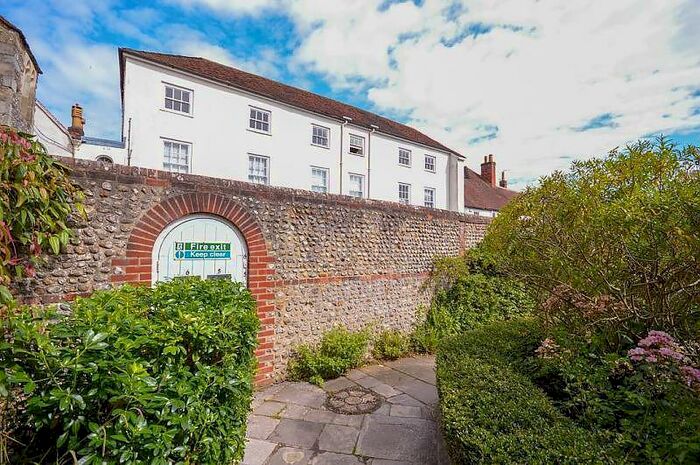 1 Bedroom Flat To Rent In Vicars Close, Chichester, PO19