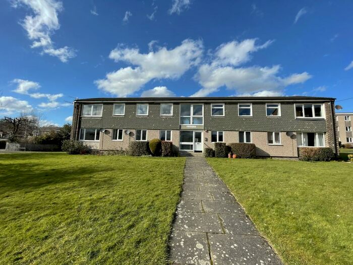 3 Bedroom Flat To Rent In Hoyle Court Road, Baildon, Shipley, BD17