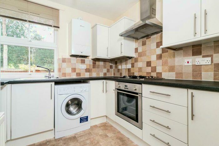 1 Bedroom Apartment To Rent In Stoke Row Road, Peppard Common, RG9