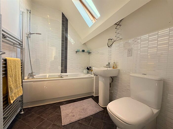 2 Bedroom Property For Sale In Tuckers Lane, Poole, BH15