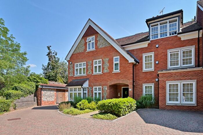 3 Bedroom Flat To Rent In High Street, Wargrave, Reading, Berkshire, RG10