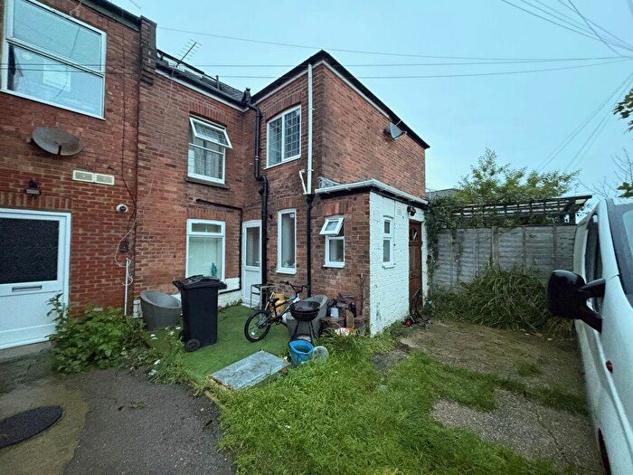 1 Bedroom Flat To Rent In Holdenhurst Road, Springbourne (), P07