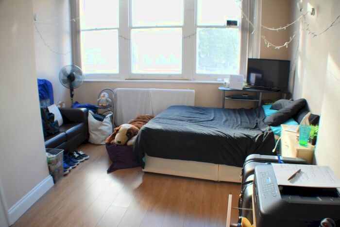 2 Bedroom Flat To Rent In Charterhouse Buildings, London, EC1M