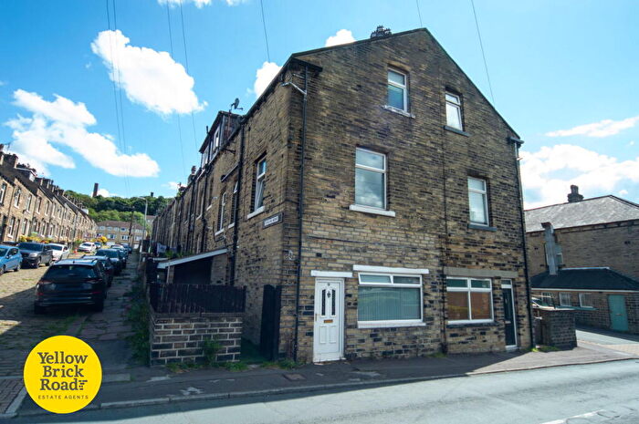 4 Bedroom End Of Terrace House To Rent In Cleveland Avenue, Halifax, HX3