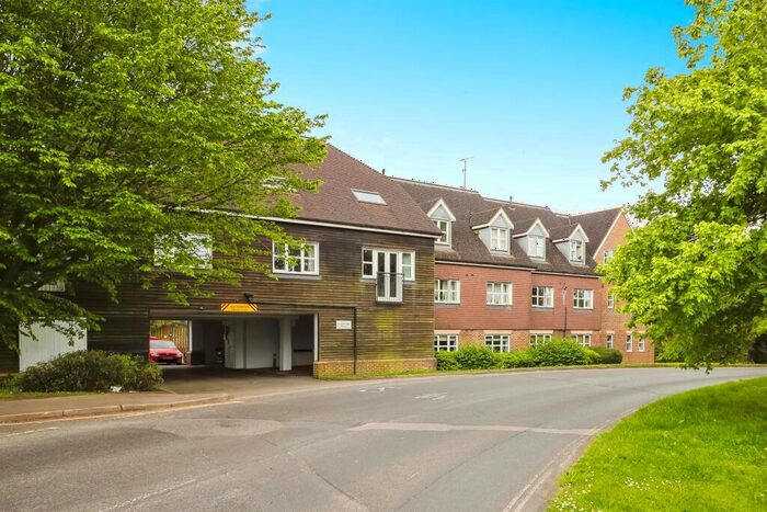 1 Bedroom Flat For Sale In Brookhill Road, Copthorne, Crawley, RH10