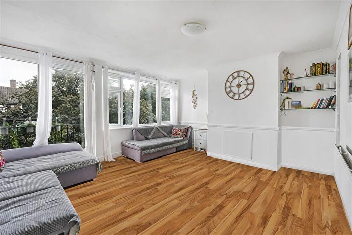 3 Bedroom Flat To Rent In Aintree Estate, Fulham, SW6
