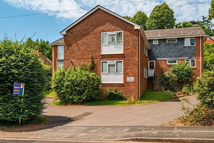 2 Bedroom Flat For Sale In Nightingale Road, Farncombe, Surrey, GU7