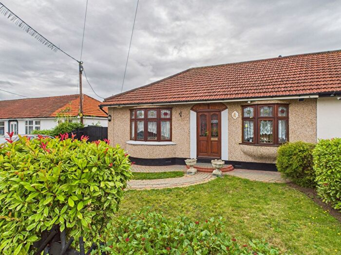 3 Bedroom Semi-Detached Bungalow For Sale In Giffords Cross Avenue, Corringham, SS17