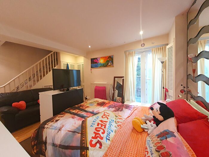 Studio To Rent In Hammersmith Grove, W6