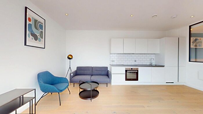 1 Bedroom Flat To Rent In Great West Road, Brentford, TW8