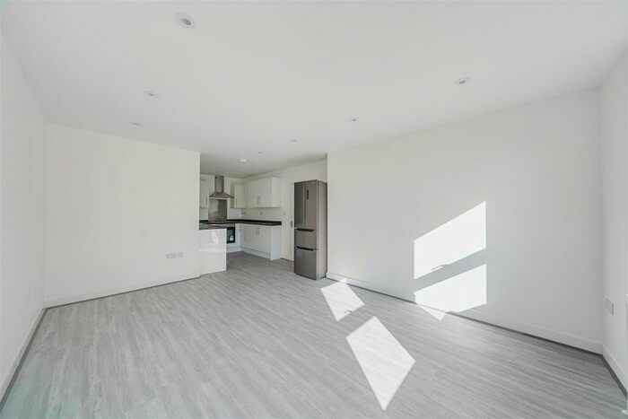 2 Bedroom Flat To Rent In Gibbon Road, Kingston Upon Thames, KT2