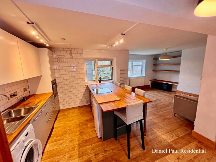 2 Bedroom Flat To Rent In Clifford Avenue, London, SW14