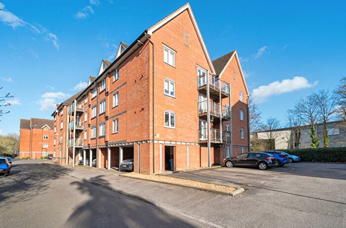 2 Bedroom Flat For Sale In The Lamports, Alton, Hampshire, GU34