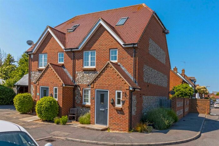 3 Bedroom House To Rent In Willow Wood Close, Angmering, Littlehampton, BN16