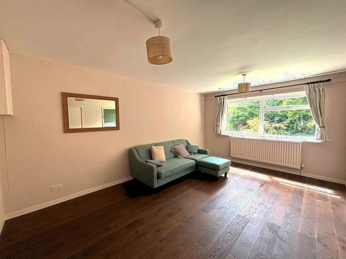 2 Bedroom Flat To Rent In Heathedge, Sydenham, London, SE26