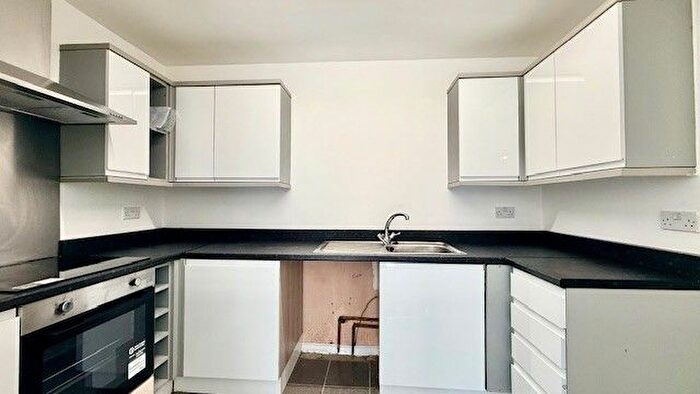 2 Bedroom Flat To Rent In Piper Way, Ilford, IG1