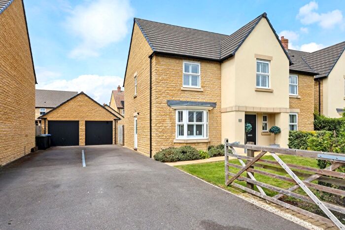 4 Bedroom Detached House For Sale In Swinbrook Road, Carterton, OX18