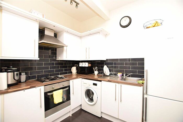 2 Bedroom Apartment For Sale In Whalebone Lane North, Chadwell Heath, RM6