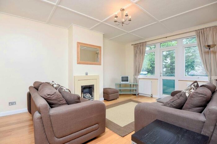 2 Bedroom Flat To Rent In Upper Tooting Park, London, SW17