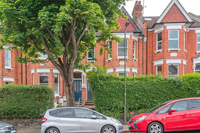 3 Bedroom Flat For Sale In Sutton Road, London, N10