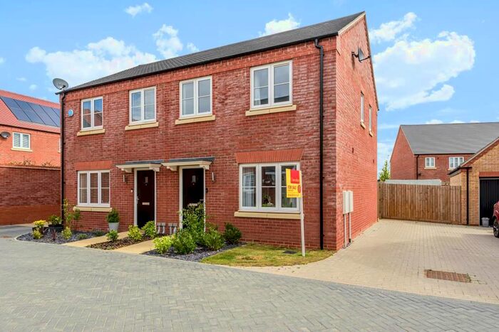 3 Bedroom Semi-Detached House To Rent In Whitcliffe Close, Bicester, OX26