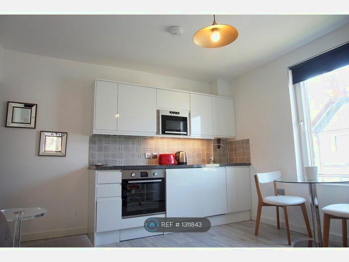 1 Bedroom Flat To Rent In Radnor Street, Swindon SN1