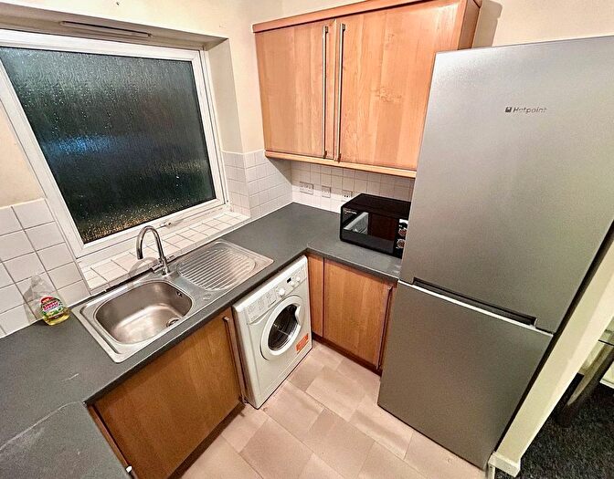 2 Bedroom Flat To Rent In Chamberlain Close, Ilford, IG1