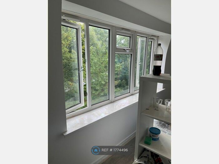 2 Bedroom Flat To Rent In Featherbank Lane, Horsforth, Leeds, LS18