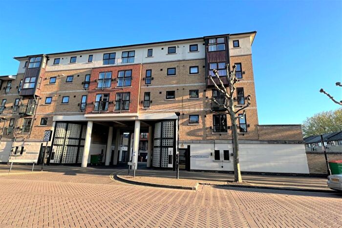 2 Bedroom Apartment To Rent In Lancaster Hall, E16