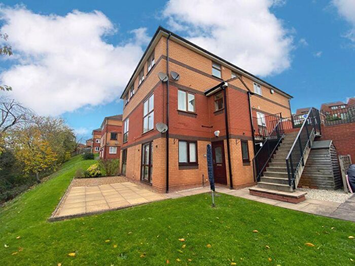 2 Bedroom Flat To Rent In Surrey Drive, Kingswinford, DY6