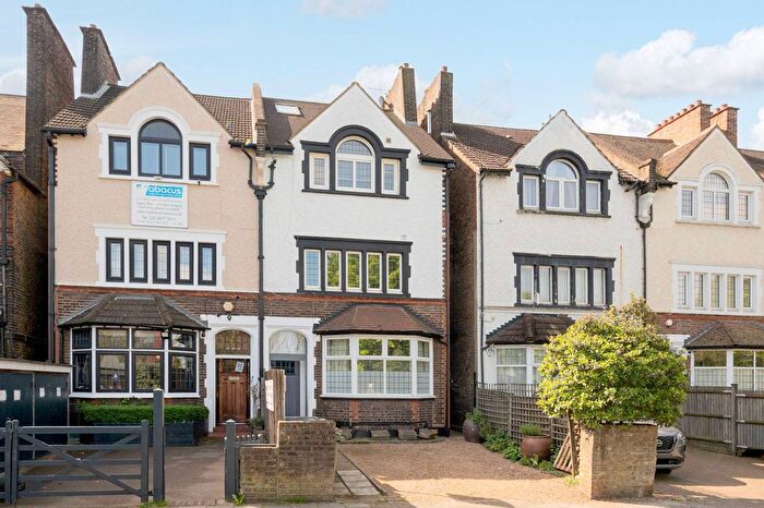 3 Bedroom Flat To Rent In Drewstead Road, Streatham Hill, London, SW16