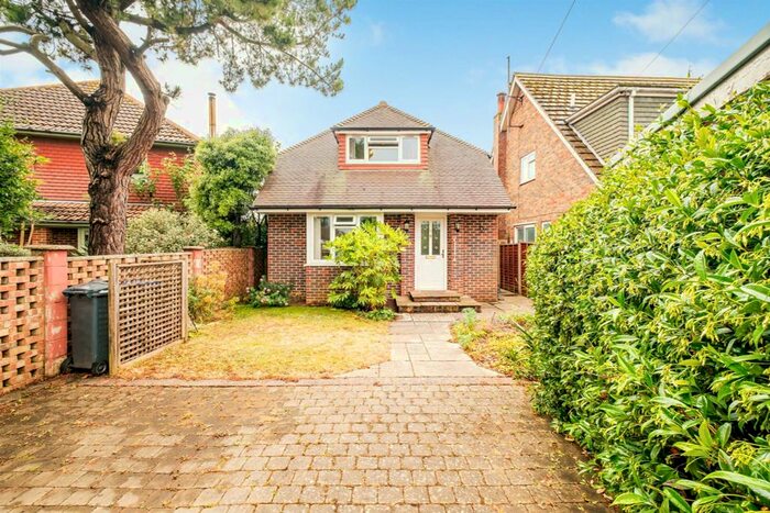 3 Bedroom Bungalow To Rent In Courtlands Close, Goring-By-Sea, Worthing, BN12