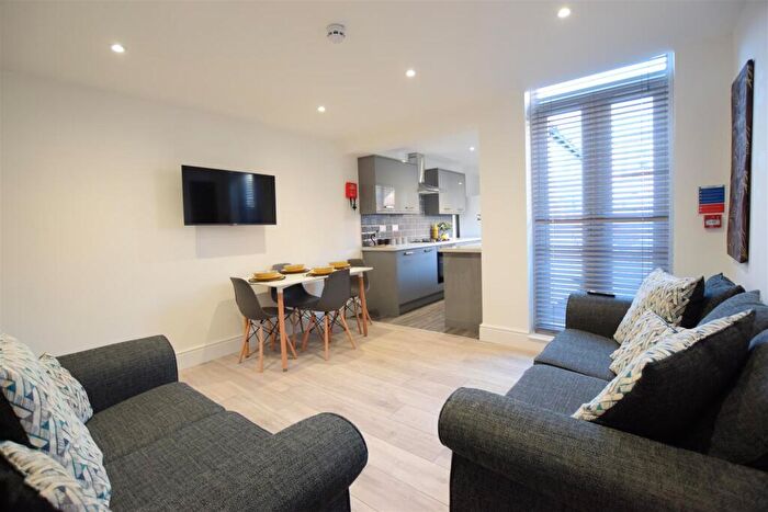 5 Bedroom End Of Terrace House To Rent In Abbot Street - Student Ensuite House - /, LN5