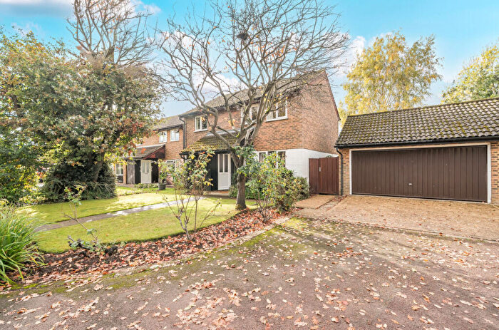 4 Bedroom Detached House For Sale In Hamble Close, Woking, Surrey, GU21