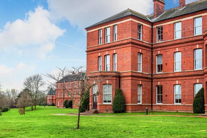 2 Bedroom Flat To Rent In Goldsmith House, Brandesbury Square, Woodford Green, IG8