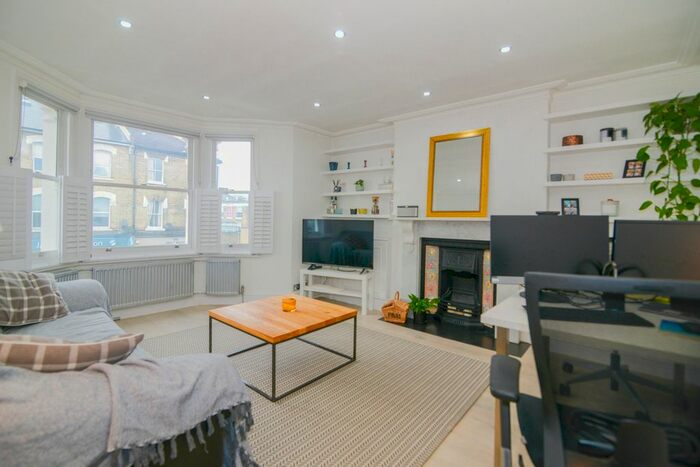 2 Bedroom Flat To Rent In Northcote Road, Between The Commons, SW11