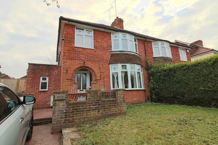 3 Bedroom Semi-Detached House To Rent In Kentwood Hill, Tilehurst, RG31