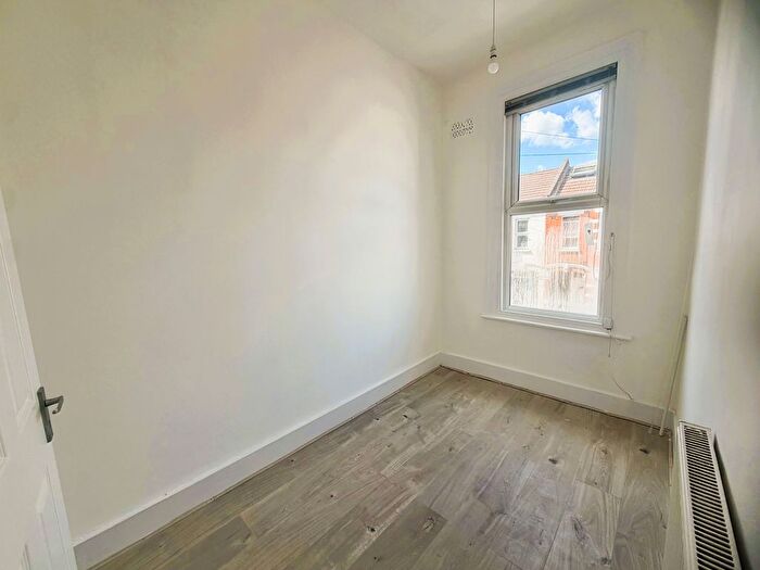 3 Bedroom Maisonette To Rent In Tynemouth Road, Mitcham, Surrey, CR4