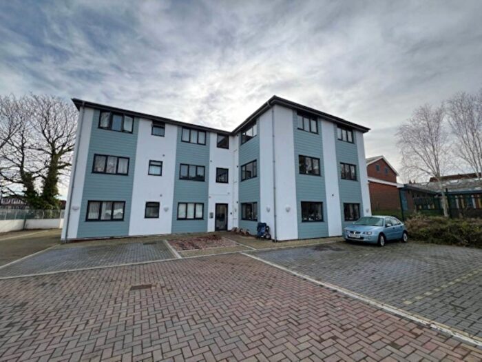 2 Bedroom Flat To Rent In Half Moon Court, Paignton, TQ3