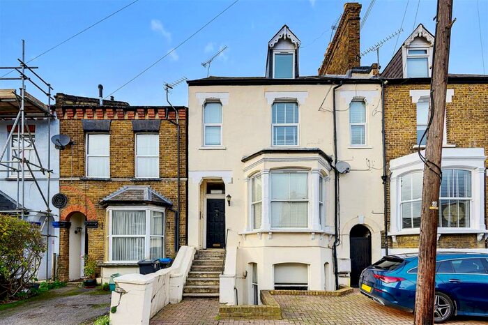1 Bedroom Flat To Rent In Richmond Park Road, Kingston Upon Thames, KT2