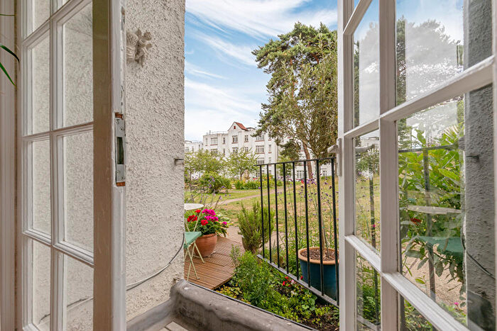 2 Bedroom Flat For Sale In Oakeshott Avenue, London, N6