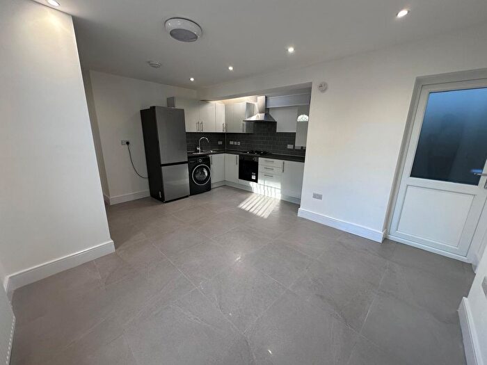 2 Bedroom Flat To Rent In Stephendale Road, London, SW6