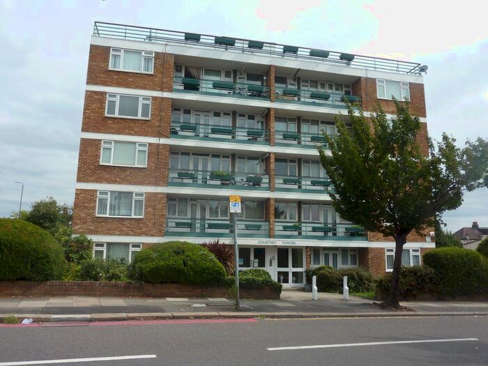 2 Bedroom Flat To Rent In Courtney Towers, Glebelands Avenue, Newbury Park, IG2