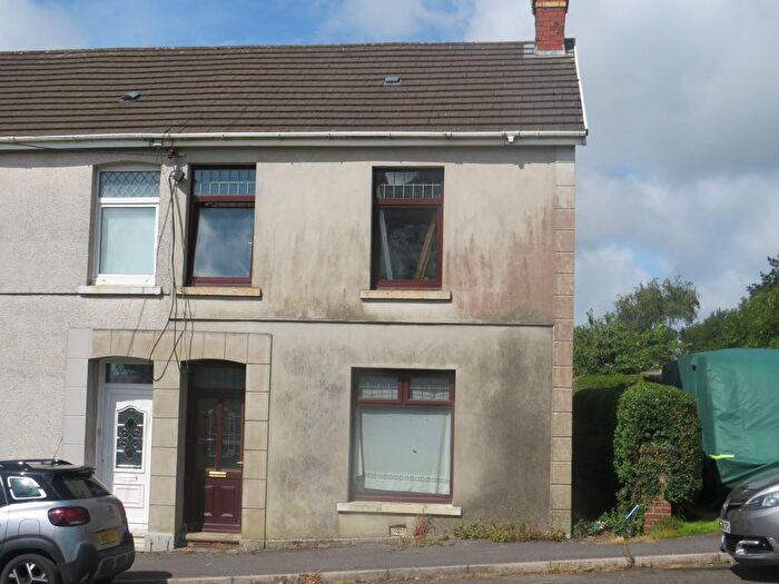 3 Bedroom Semi-Detached House For Sale In Parc Gitto, Llanelli, SA14