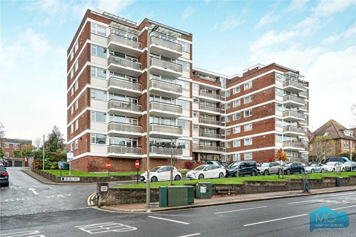 2 Bedroom Flat For Sale In Regents Park Road, London, N3