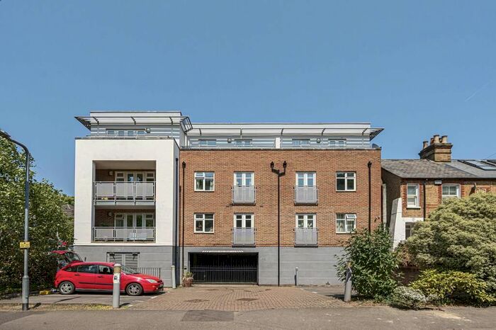 2 Bedroom Flat To Rent In High Wycombe, Buckinghamshire, HP13