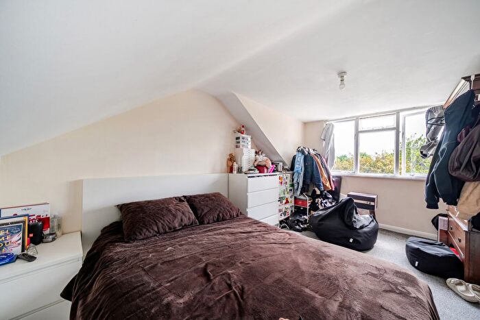 Studio To Rent In Devonshire Road, London, SW19