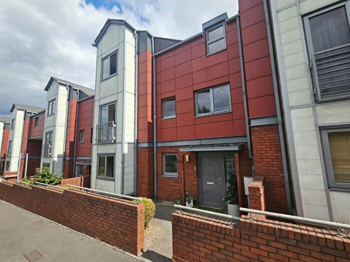 4 Bedroom Town House To Rent In Bearwood Road, Smethwick, B66
