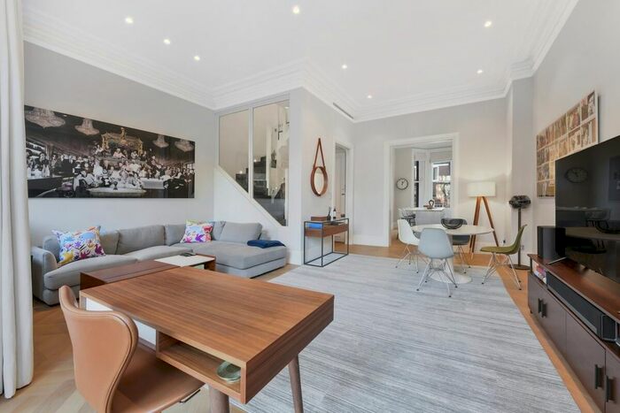 3 Bedroom Flat To Rent In Sloane Gardens, Chelsea, SW1W