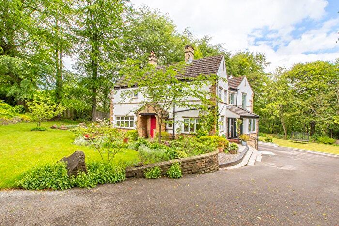 4 Bedroom Detached House For Sale In West Park Drive East, Leeds, LS8
